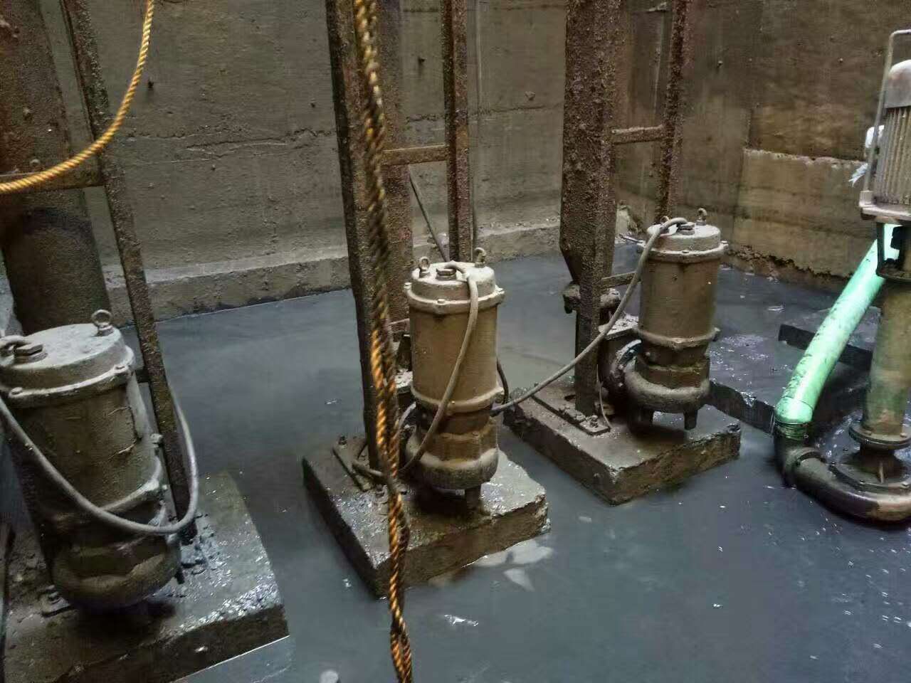 龙泉驿污水池清理