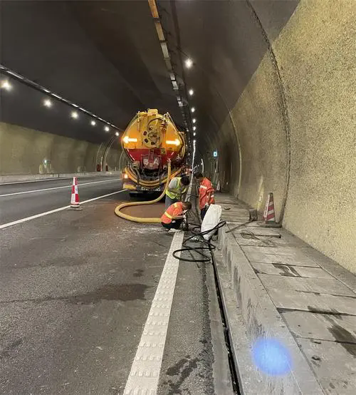 龙泉驿隧道排水渠清淤